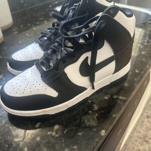 Nike Women’s Black and White Sneakers